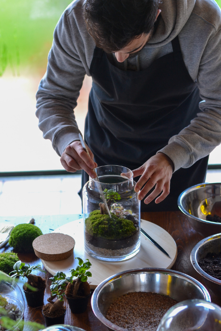 Leo trabajando en un jardín eterno